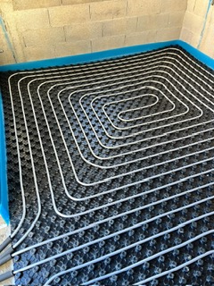 Instalación de sistemas de suelo radiante para una climatización eficiente, confortable y de bajo consumo energético.