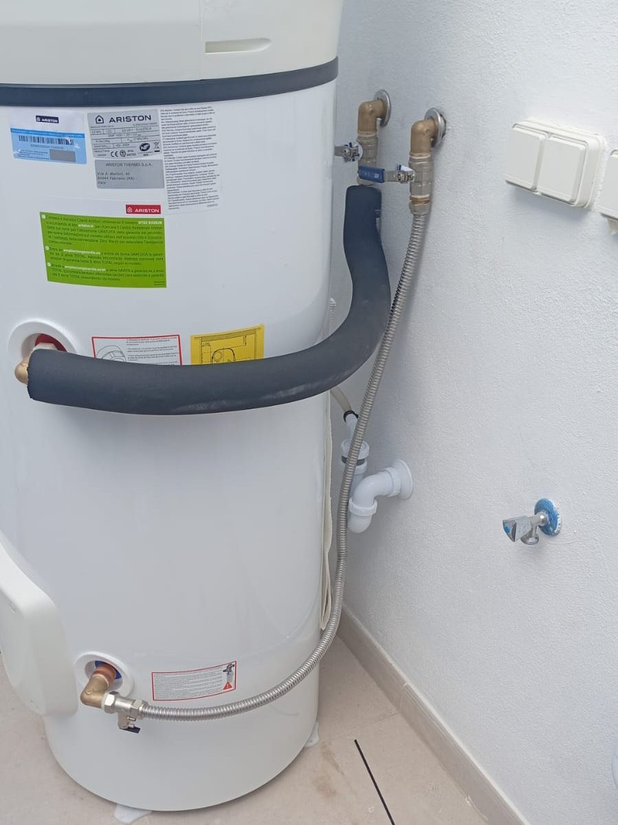 Instalación y mantenimiento de sistemas de agua caliente sanitaria, termos y redes de fontanería para viviendas y negocios.